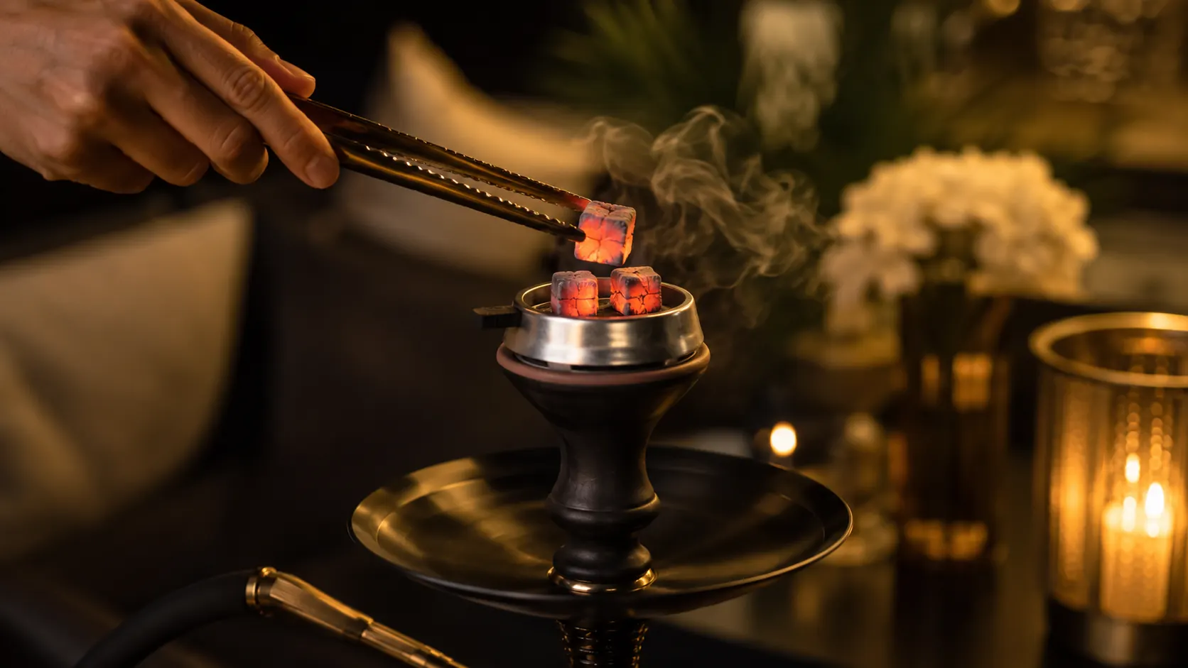 Kohle-Service an einer Shisha für stabilen Geschmack